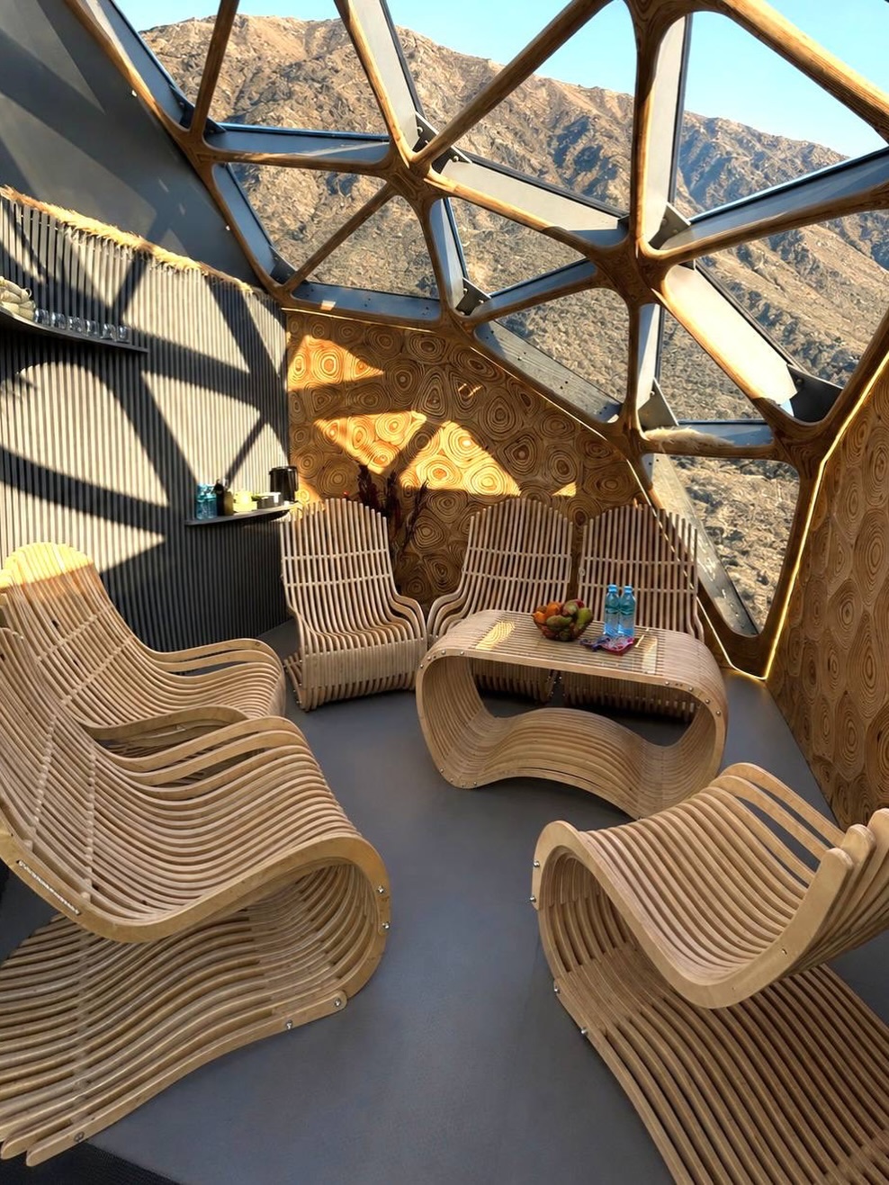 Дневная зона отдыха SkySpa под куполом с видом на горы