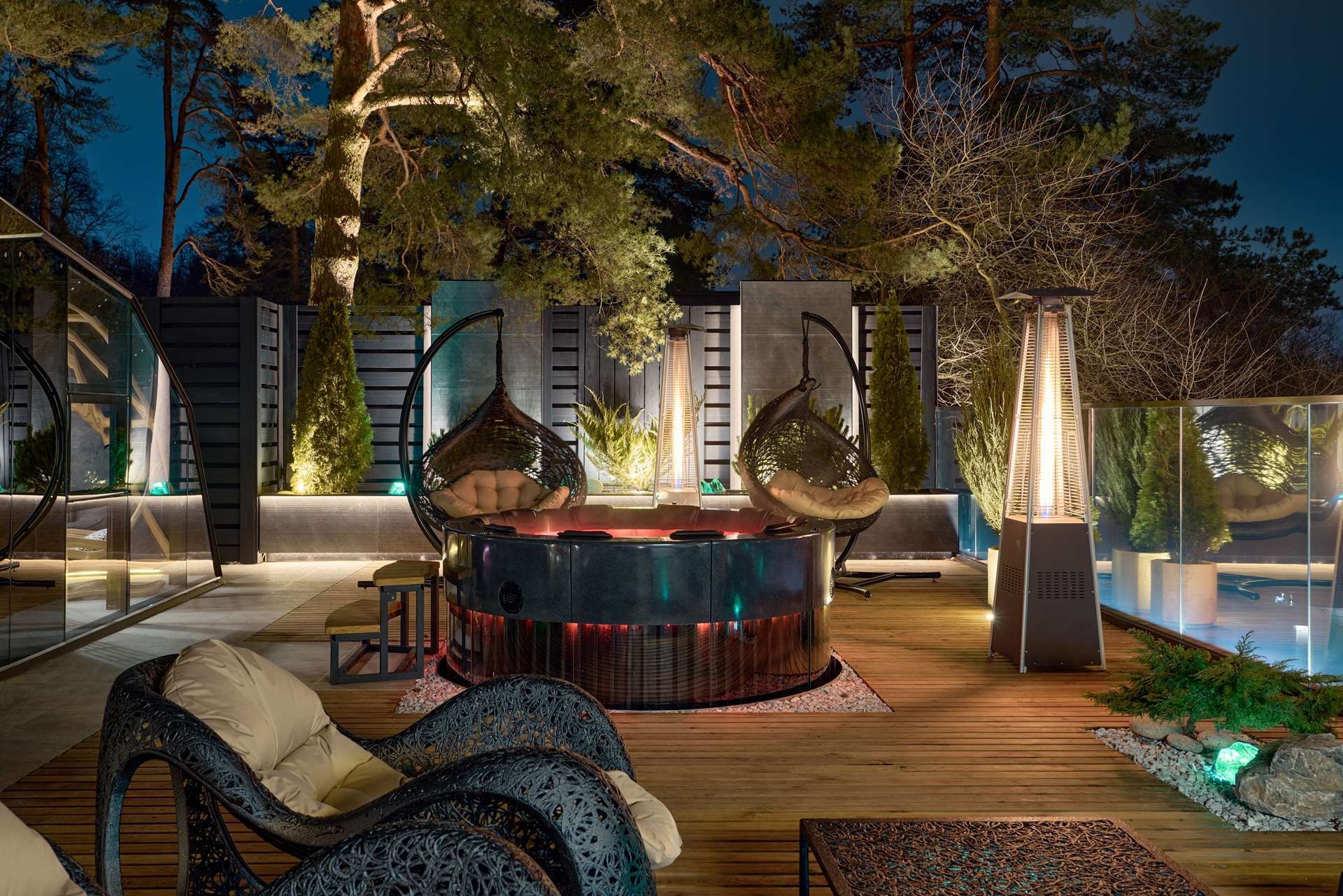 Ночной вид площадки SkySpa с подсветкой и купелью