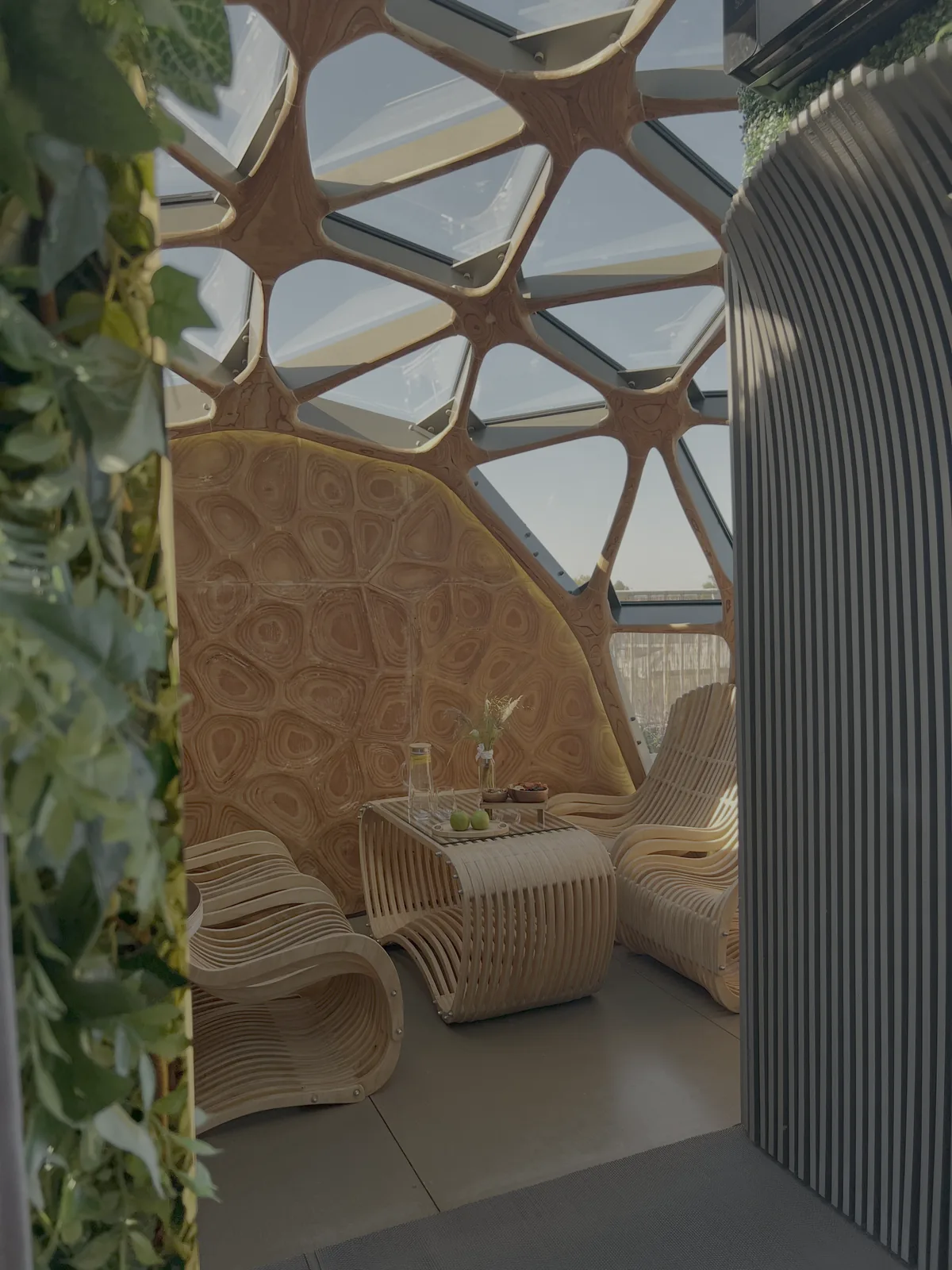 Центральное пространство SkySpa с зеленью и мягкими креслами