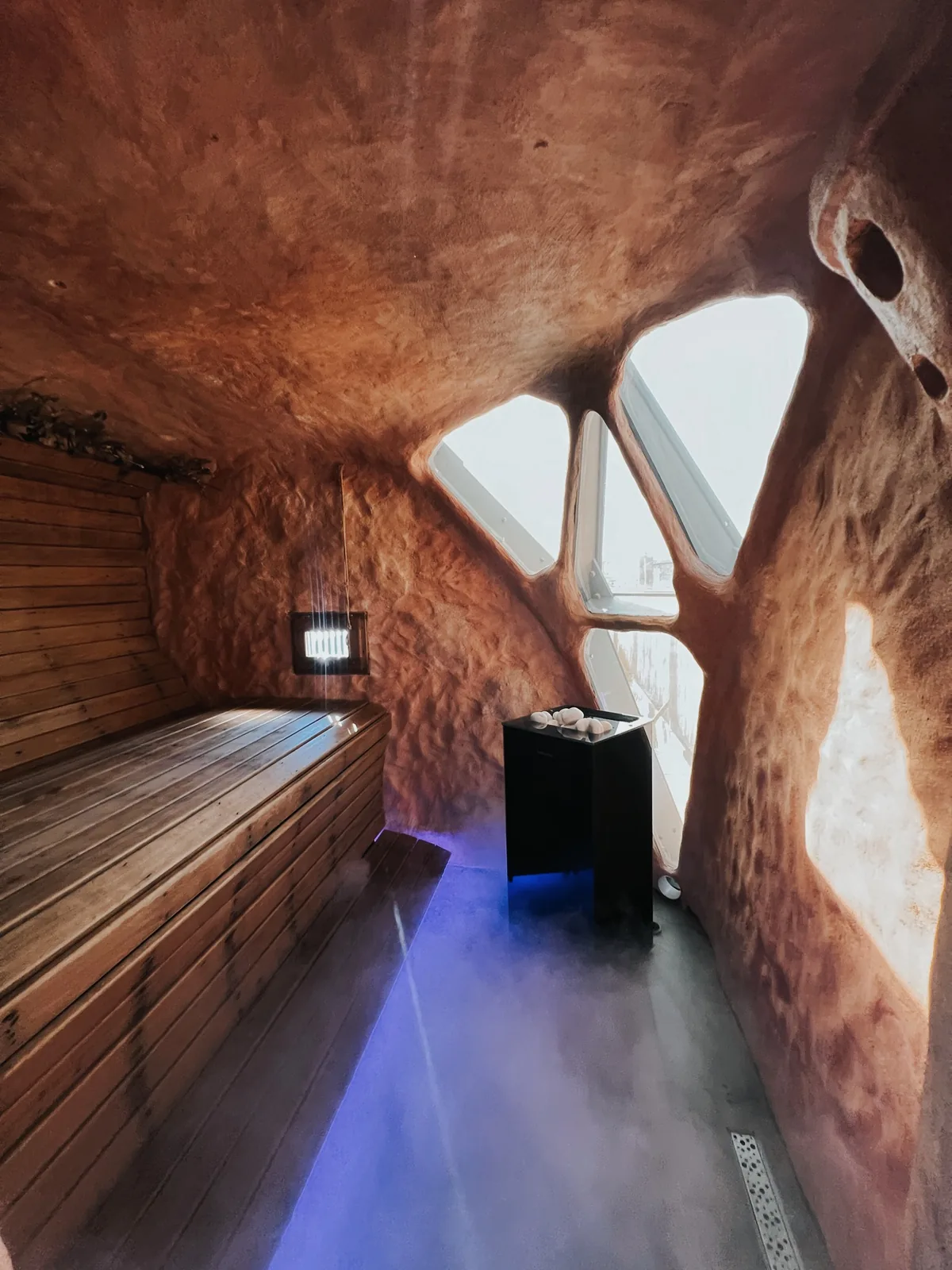 Парная SkySpa: деревянный полок, печь с камнями и подсветка пола
